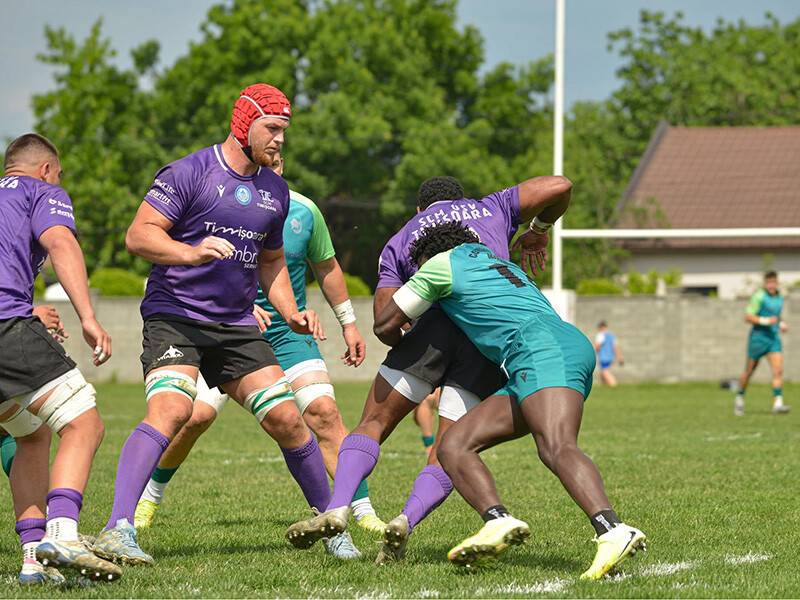 Jucători de rugby în acțiune pe terenul din Baia Mare Jucători de rugby în acțiune pe terenul din Baia Mare