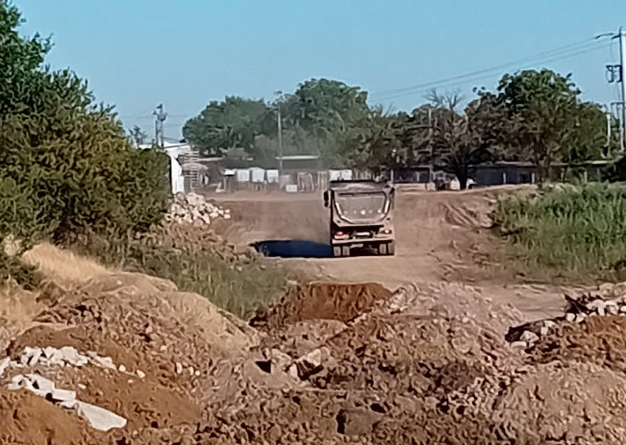 Nori de praf la marginea Oradiei, din pământul excavat pentru un pasaj subteran