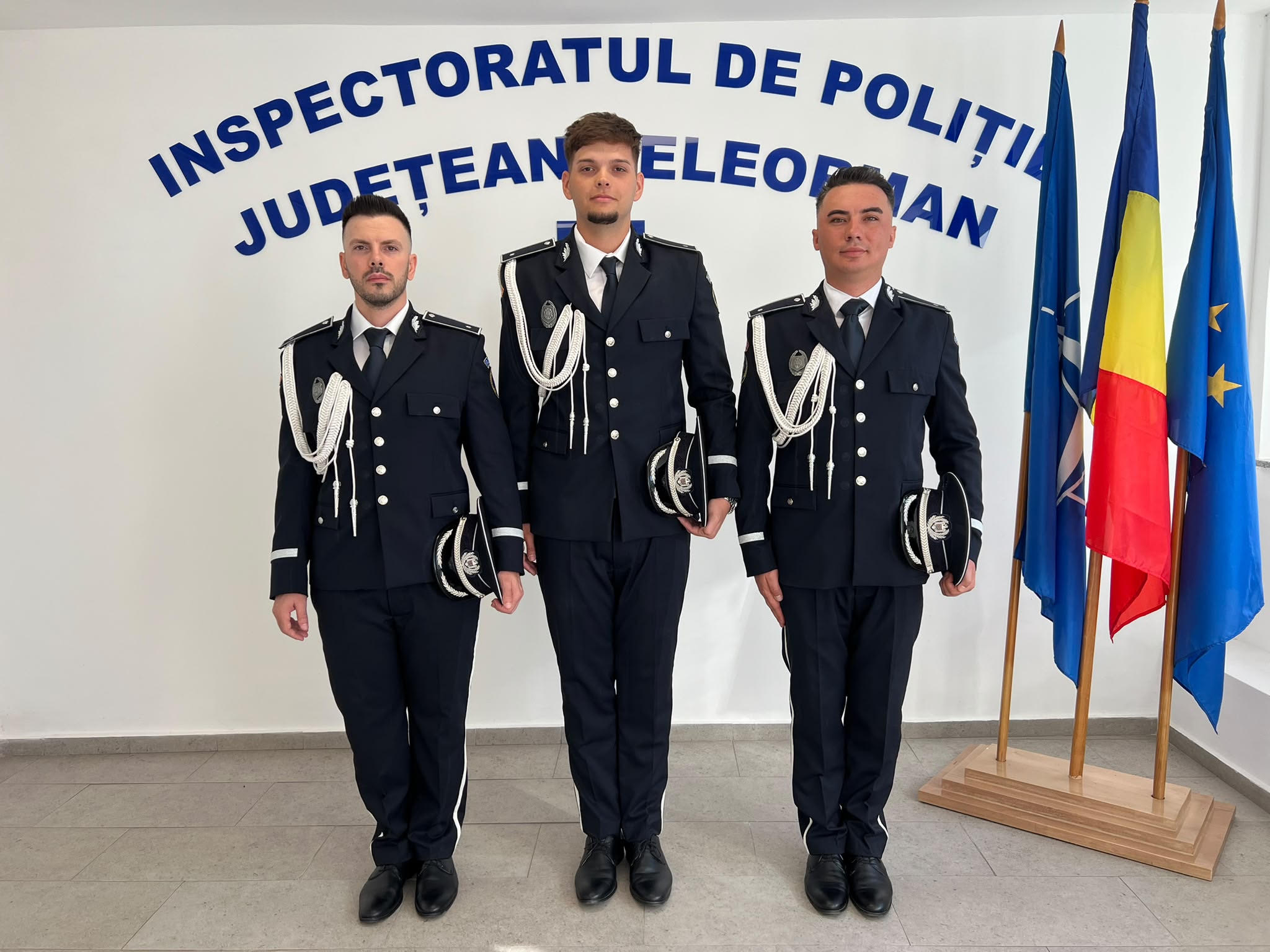 Trei tineri ofițeri de poliție în uniformă, încadrați la IPJ Teleorman Trei tineri ofițeri de poliție în uniformă, încadrați la IPJ Teleorman