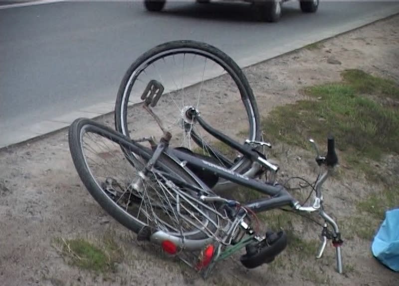 Biciclist căzând în șanț, cu leziuni, în Sălaj Biciclist căzând în șanț, cu leziuni, în Sălaj