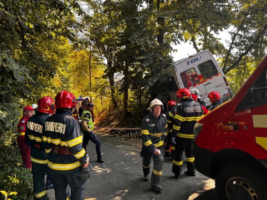 Echipaje de intervenție la locul accidentului din Câmpulung