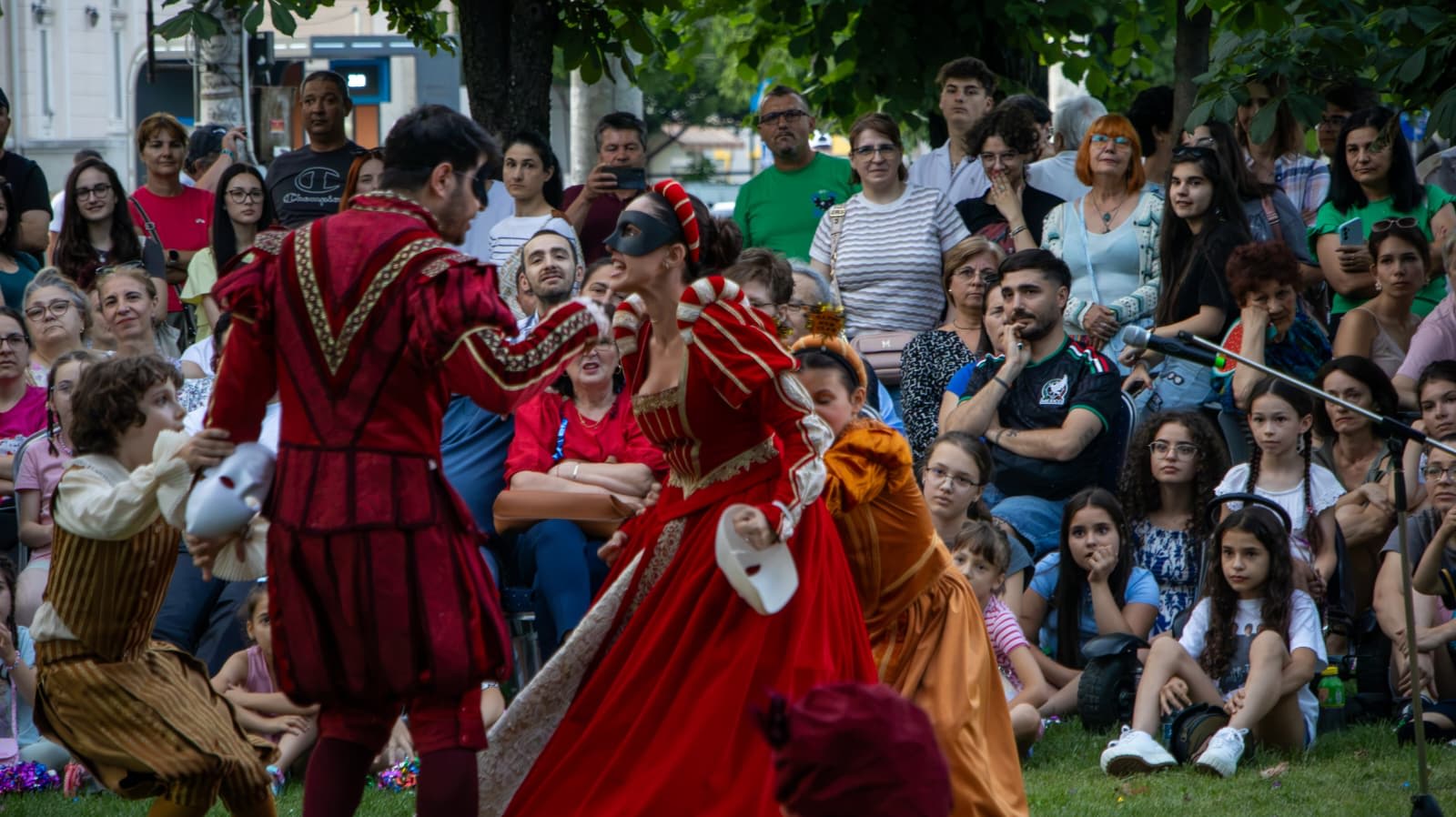 Spectacol teatral în aer liber pe Bulevardul Independenței din Ploiești Spectacol teatral în aer liber pe Bulevardul Independenței din Ploiești