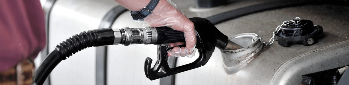 Minciuna penuriei de carburanți a amenințat cu golirea pompelor și creșterea prețului motorinei la 11 lei