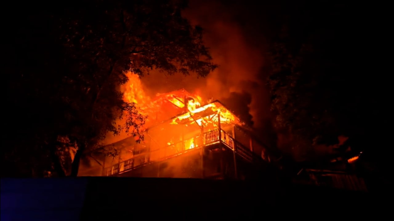 Pompieri stingând un incendiu la mănăstire în Neamț Pompieri stingând un incendiu la mănăstire în Neamț