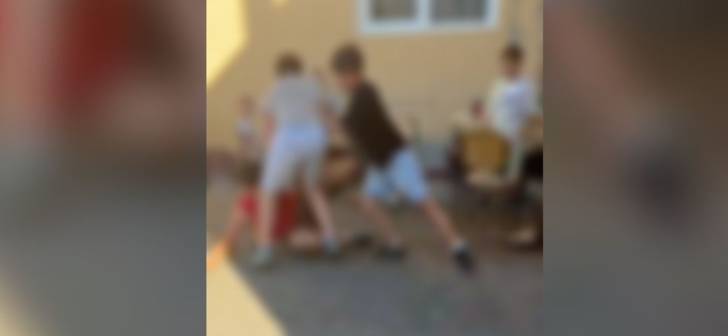 Copii implicați în conflict în curtea școlii din Caraș-Severin