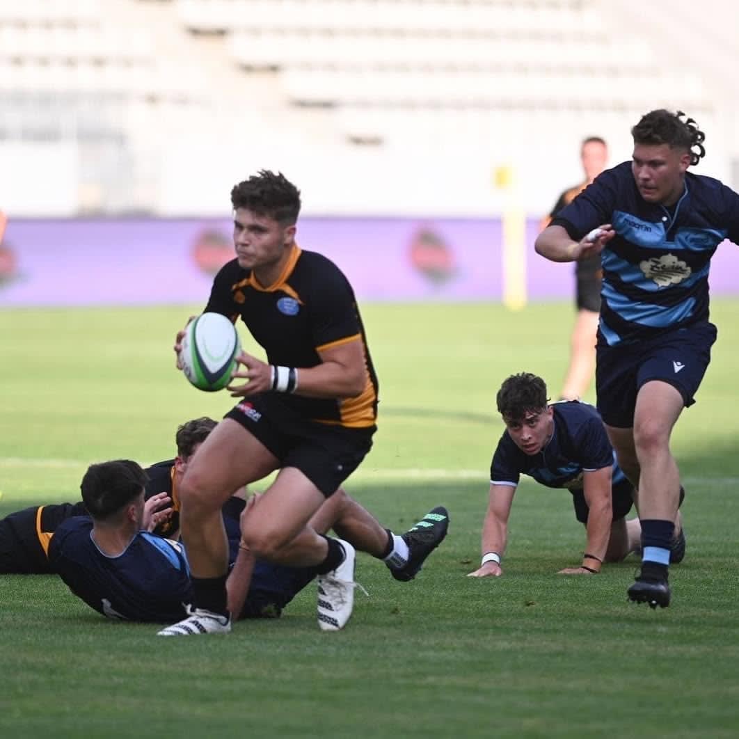 Jucător de rugby român în acțiune pe teren