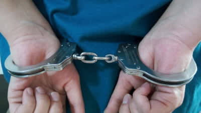 Polițiști gorjeni intervenind la un incident în parc Polițiști gorjeni intervenind la un incident în parc