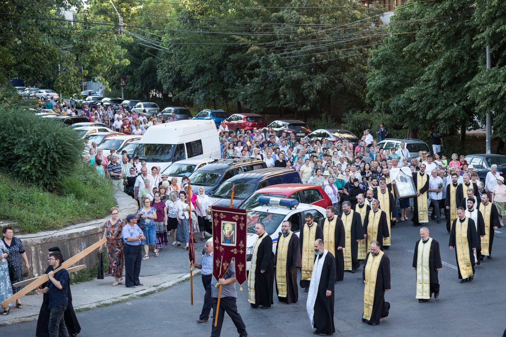 Icoană făcătoare de minuni a Maicii Domnului în procesiune religioasă Icoană făcătoare de minuni a Maicii Domnului în procesiune religioasă
