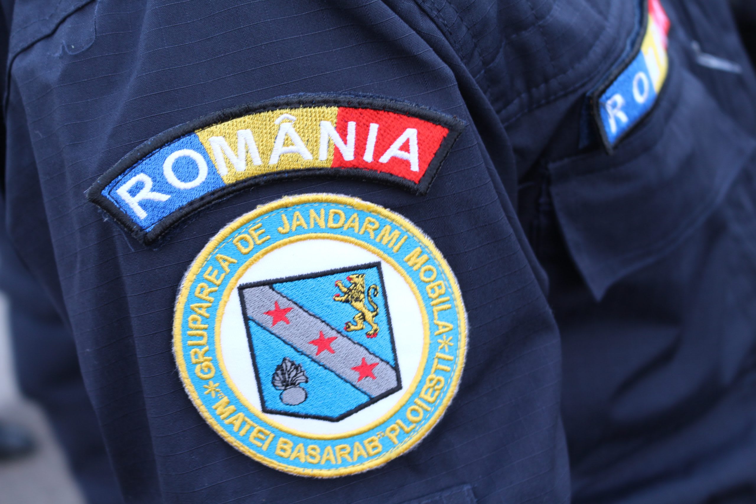 Suporteri cu materiale pirotehnice la porțile stadionului Ilie Oană din Ploiești Suporteri cu materiale pirotehnice la porțile stadionului Ilie Oană din Ploiești