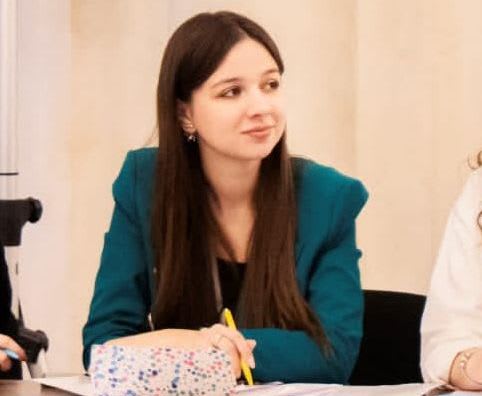 Beatrice Dinu în halat academic, fericită, în fața universității Beatrice Dinu în halat academic, fericită, în fața universității
