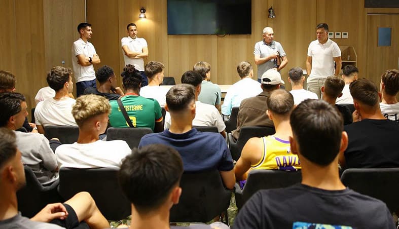 Jucători de fotbal în discuție cu arbitri pe teren Jucători de fotbal în discuție cu arbitri pe teren