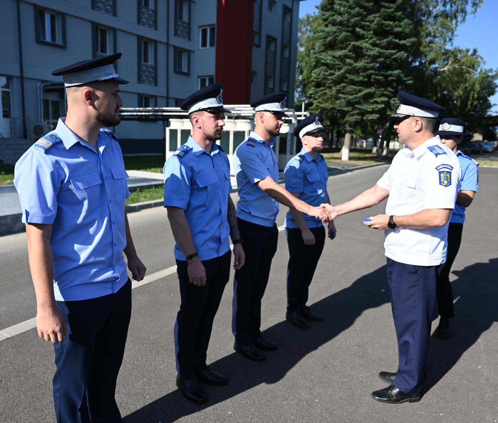 Ofițer și subofițeri avansați în cadrul ceremoniei din Gorj Ofițer și subofițeri avansați în cadrul ceremoniei din Gorj