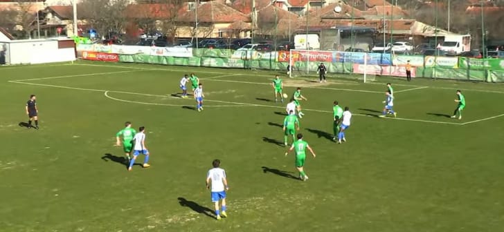 Meci de fotbal Liga 2, echipe în acțiune