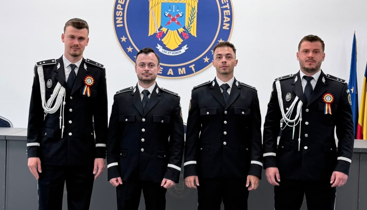 Ofițeri de poliție în uniformă la birou Ofițeri de poliție în uniformă la birou