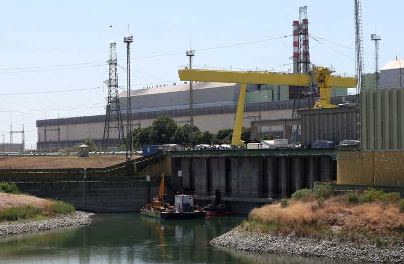 Centrala nucleară Paks în Ungaria, cu Dunărea în fundal Centrala nucleară Paks în Ungaria, cu Dunărea în fundal