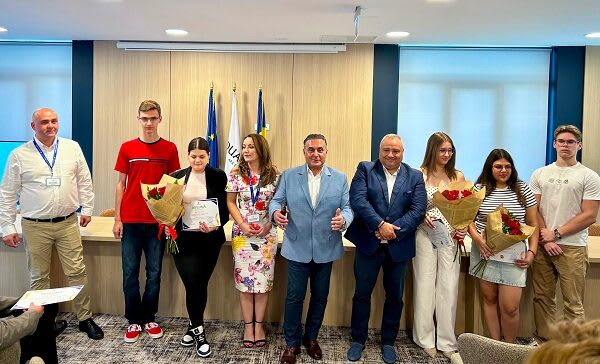 Ceremonie de premiere a tinerilor excelenți în educație la Reșița Ceremonie de premiere a tinerilor excelenți în educație la Reșița