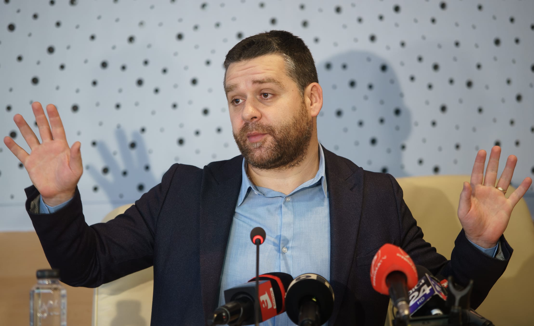 Primar Ciprian Ciucu scriind pe laptop, în birou Primar Ciprian Ciucu scriind pe laptop, în birou