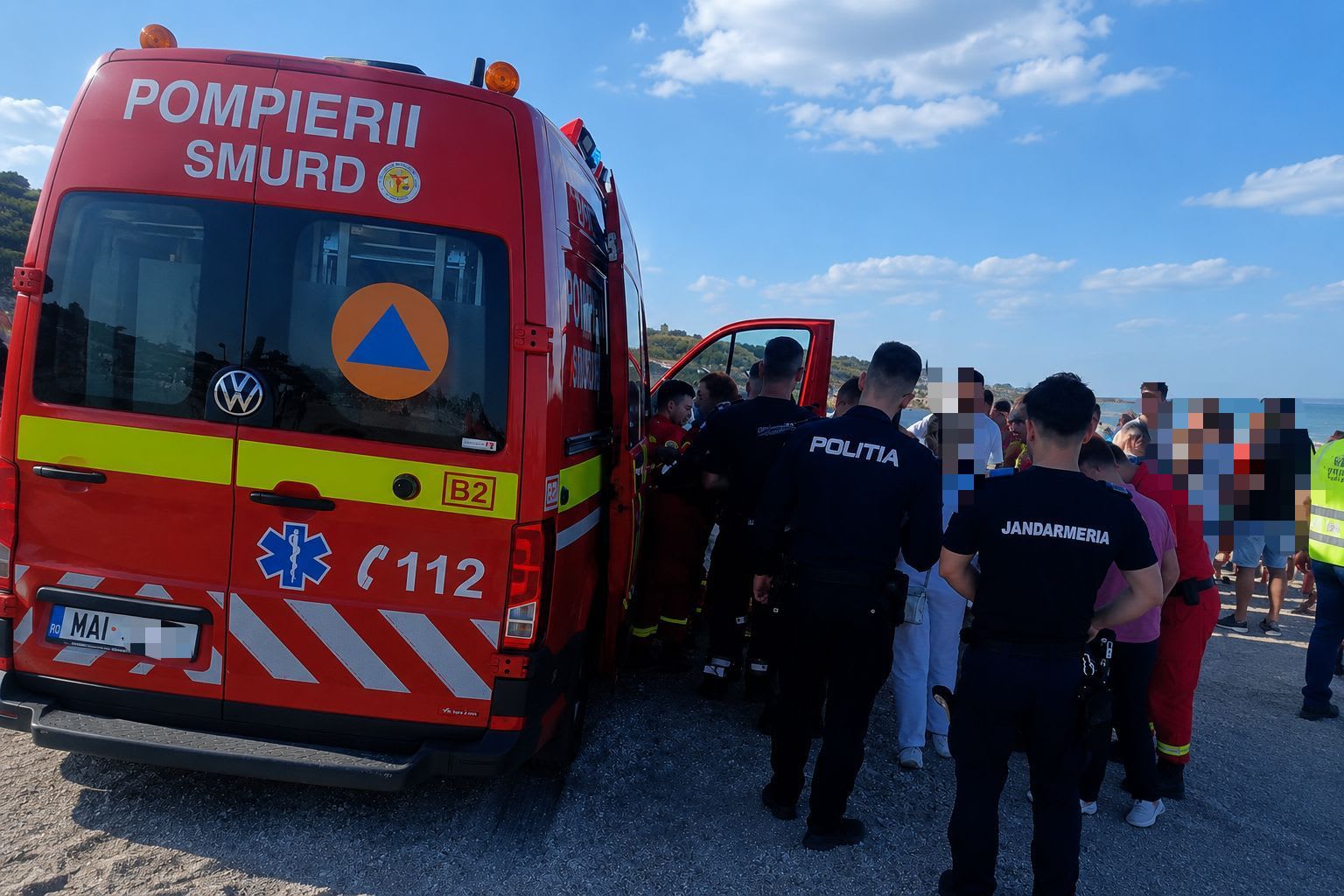 Salvamari intervenind pentru adolescent în mare pe plaja Reyna Salvamari intervenind pentru adolescent în mare pe plaja Reyna