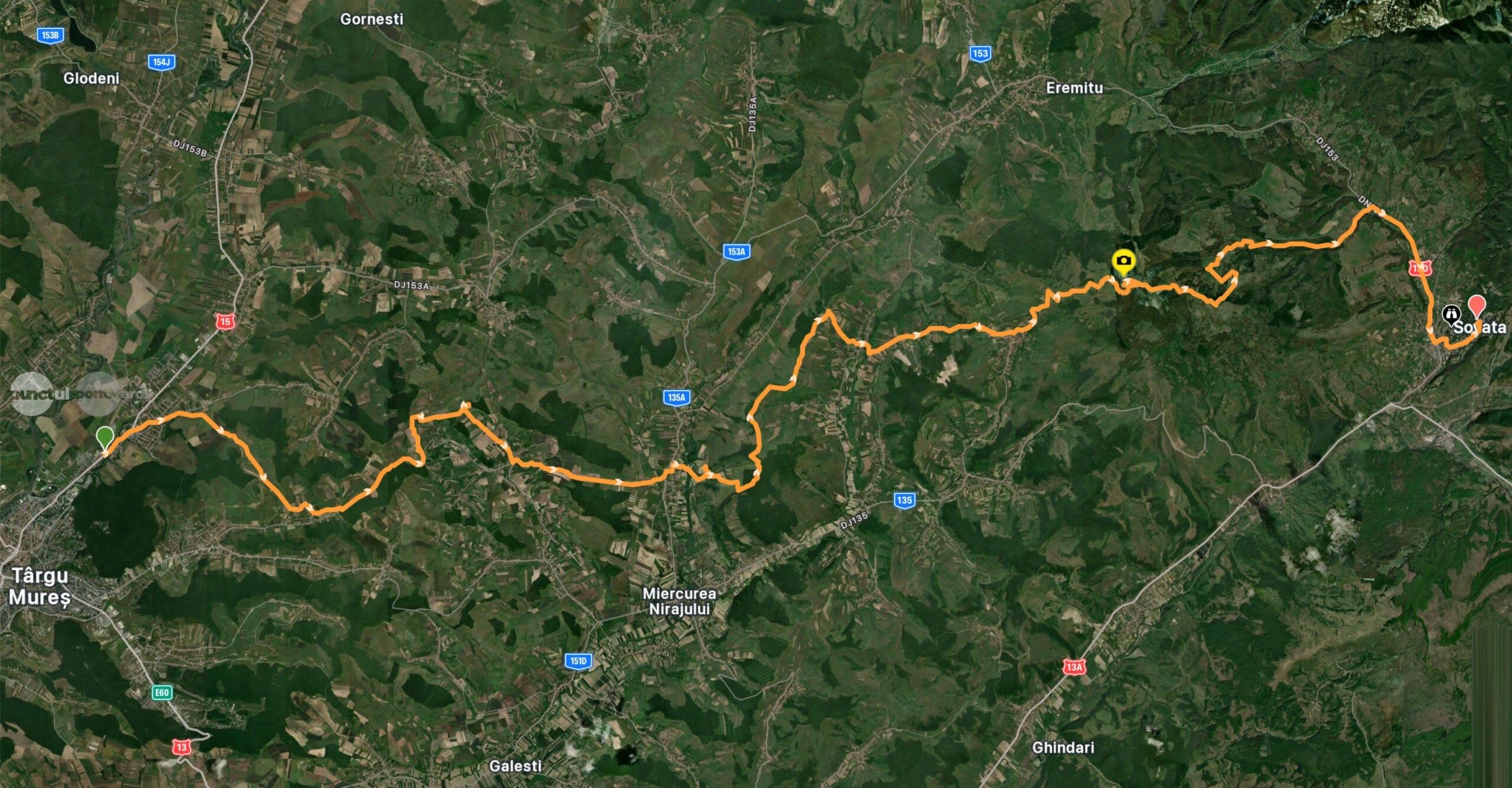 Mașină de teren pe traseu montan în pădure, peisaj colinar Mașină de teren pe traseu montan în pădure, peisaj colinar