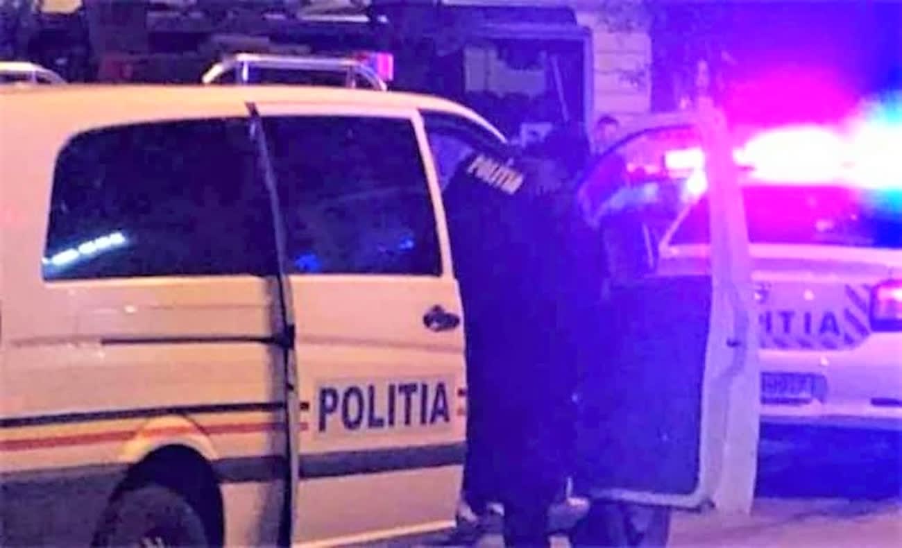 Polițiști vasluieni reținând un bărbat pentru încălcarea ordinului de protecție Polițiști vasluieni reținând un bărbat pentru încălcarea ordinului de protecție