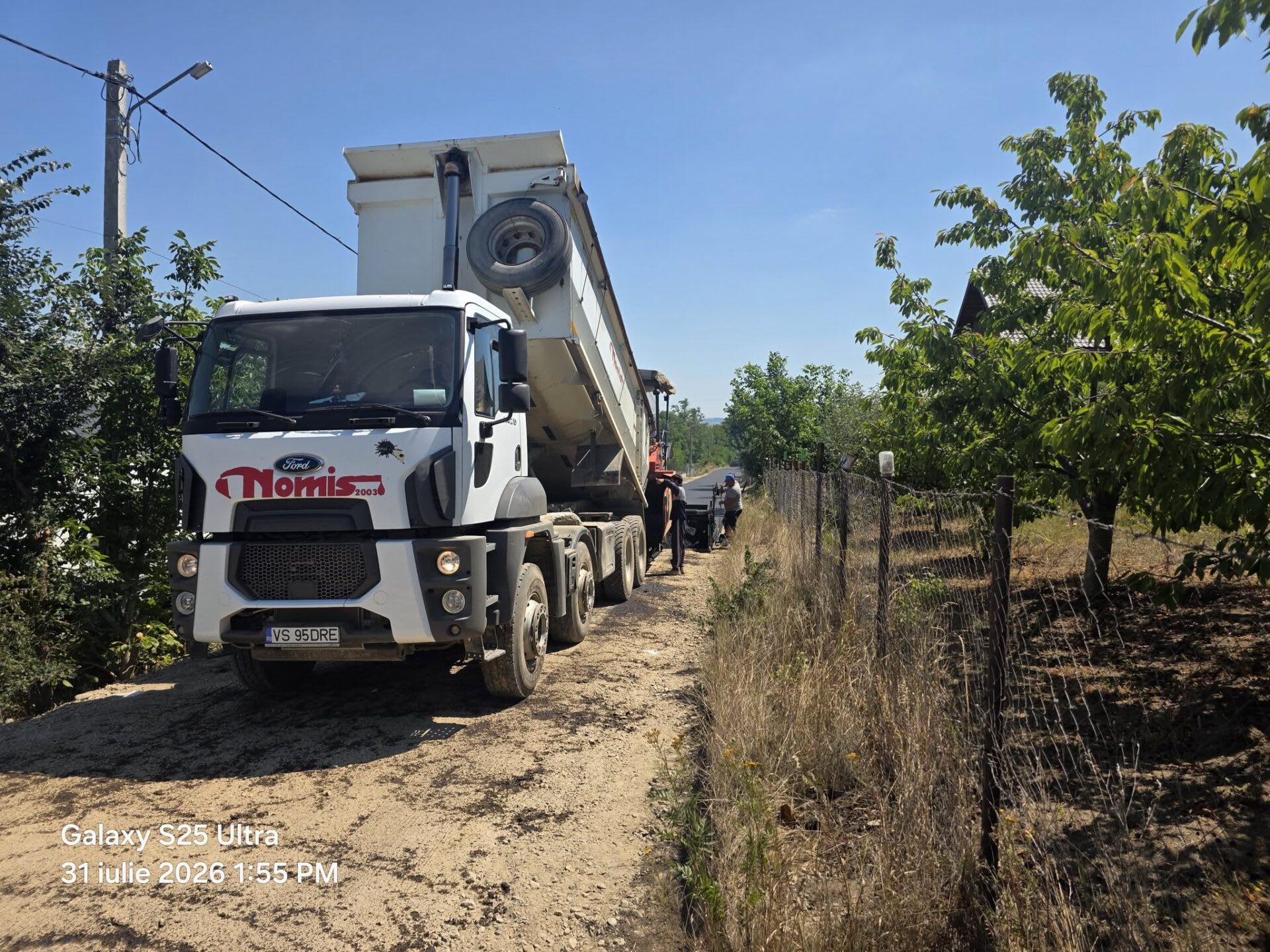 Constructori asfaltând drumuri în comuna Ferești, Vaslui Constructori asfaltând drumuri în comuna Ferești, Vaslui
