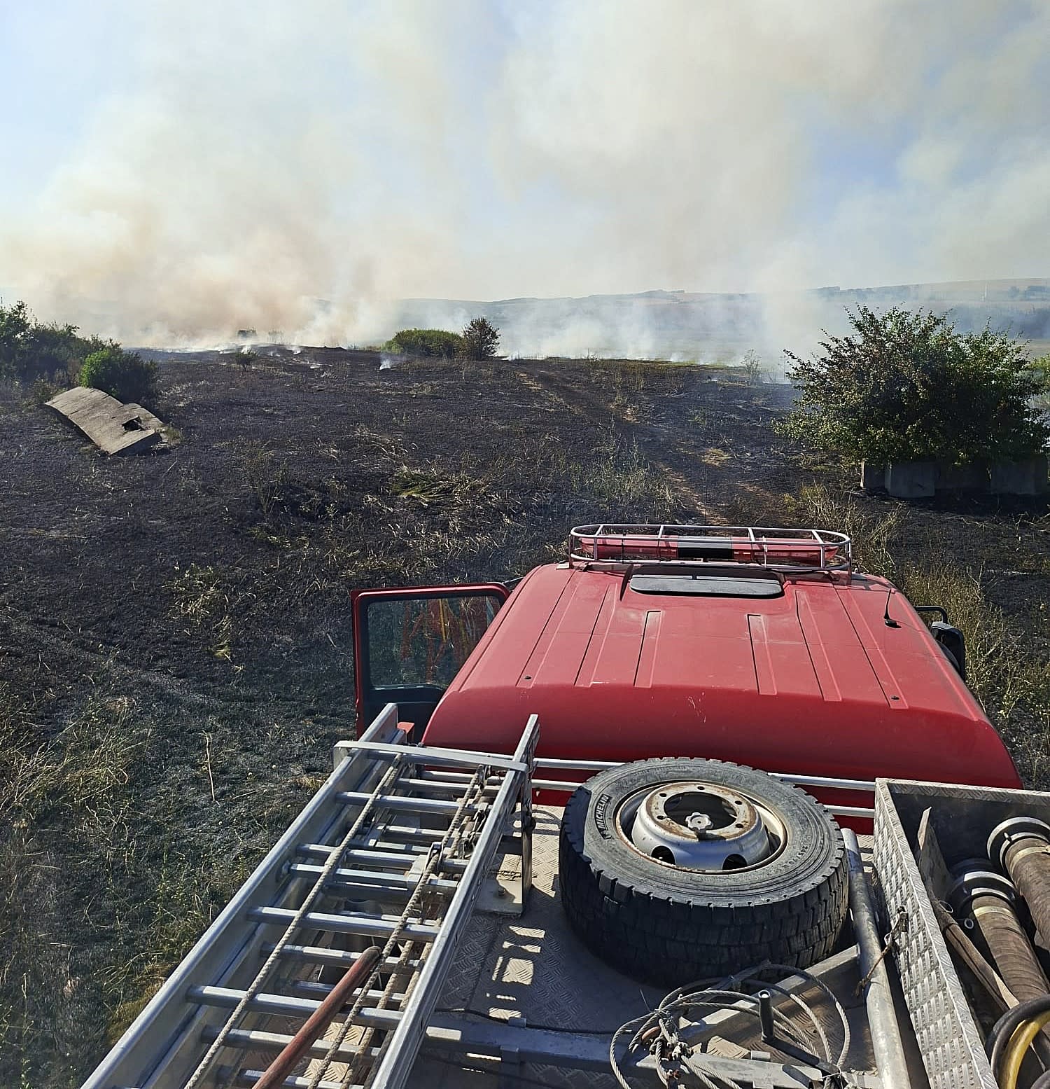 Un incendiu de vegetație în Zona Industrială a Vasluiului: flăcările au mistuit două hectare