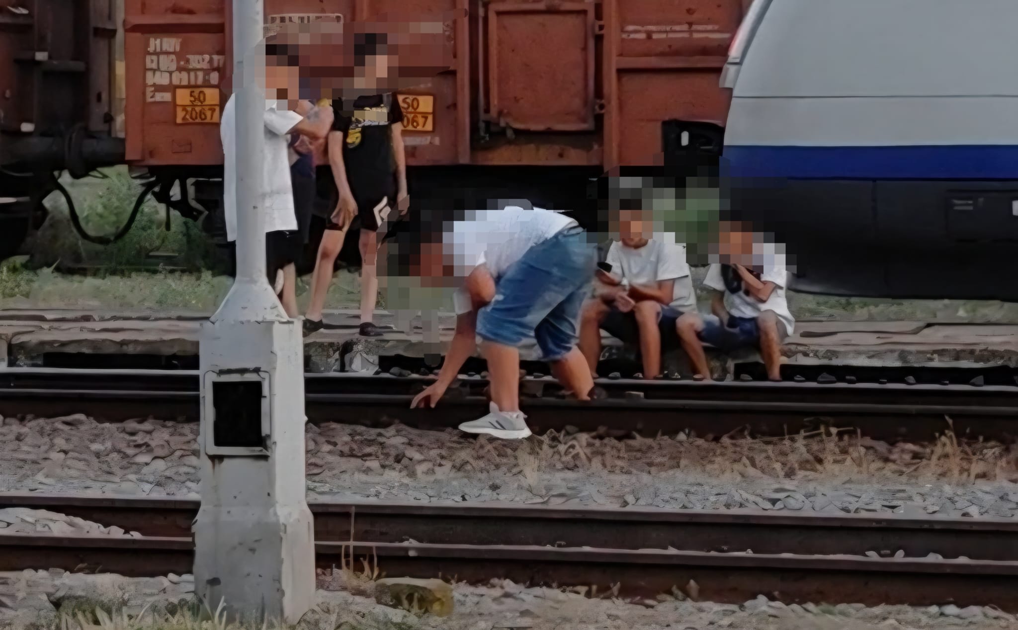 Copii așezând pietre pe șinele din Gara Găești, personal feroviar neintervenind Copii așezând pietre pe șinele din Gara Găești, personal feroviar neintervenind