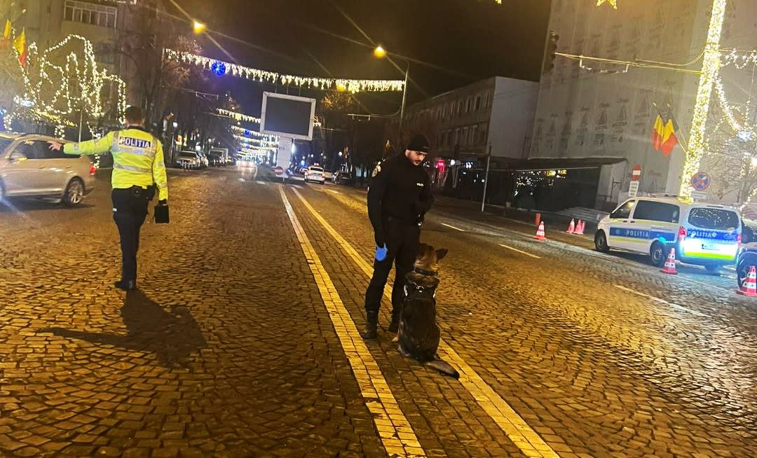 Polițiști rutieri din Vaslui depistând un tânăr cu moped neînmatriculat Polițiști rutieri din Vaslui depistând un tânăr cu moped neînmatriculat