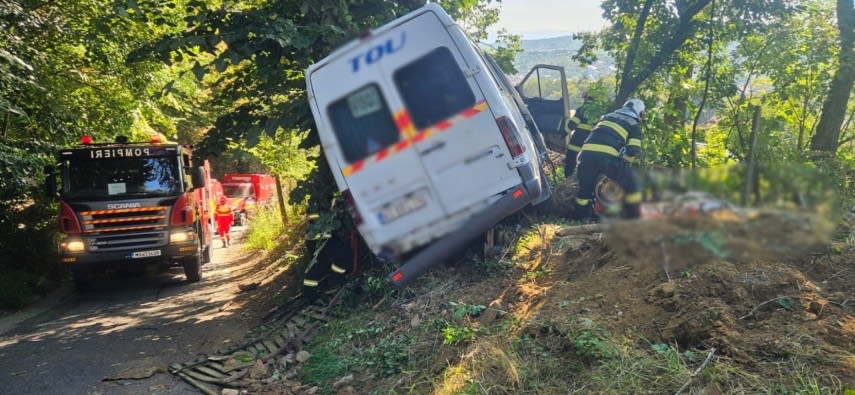 Echipaj de poliție și ambulanță la locul accidentului din Câmpulung