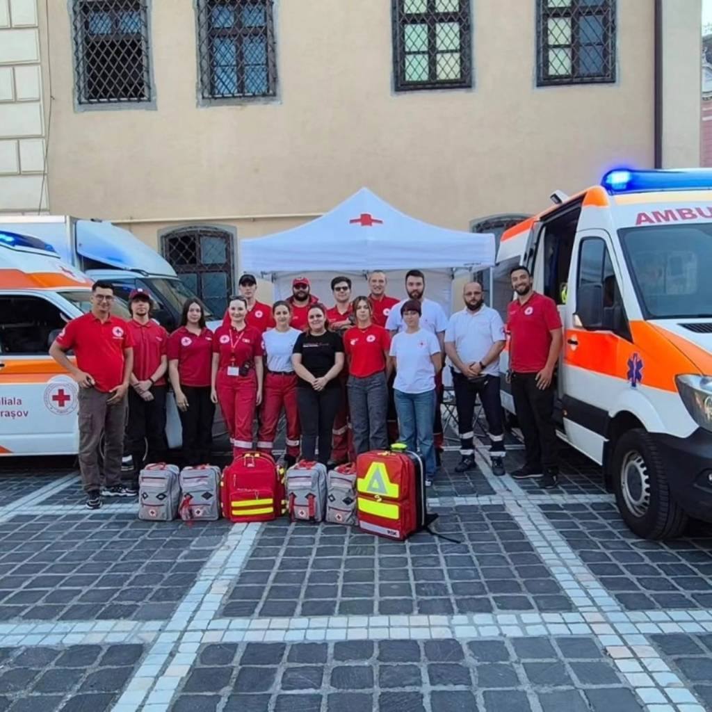 Voluntari Crucea Roșie Brașov în acțiune, instruire prim ajutor Voluntari Crucea Roșie Brașov în acțiune, instruire prim ajutor