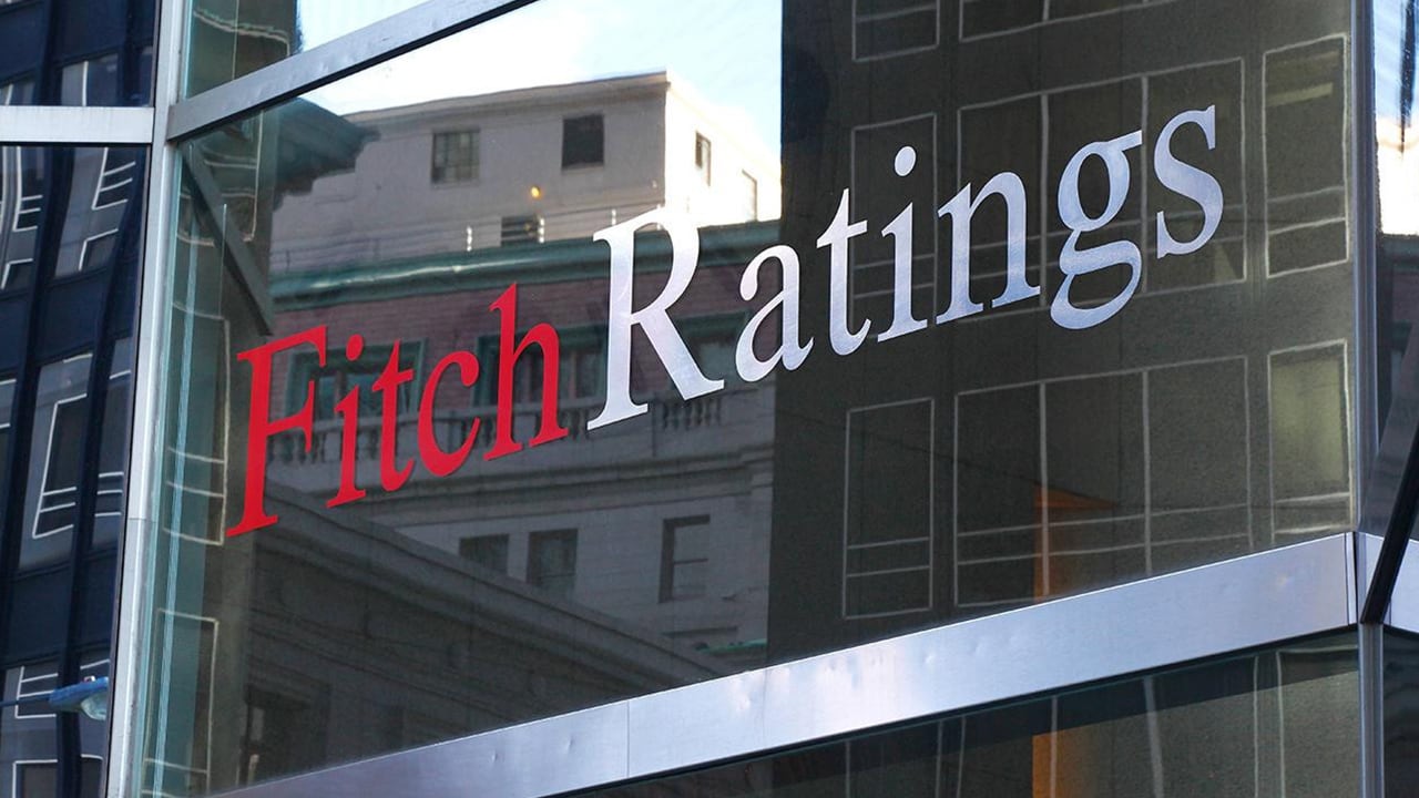 Grafice financiare și logo Fitch Ratings pentru România Grafice financiare și logo Fitch Ratings pentru România