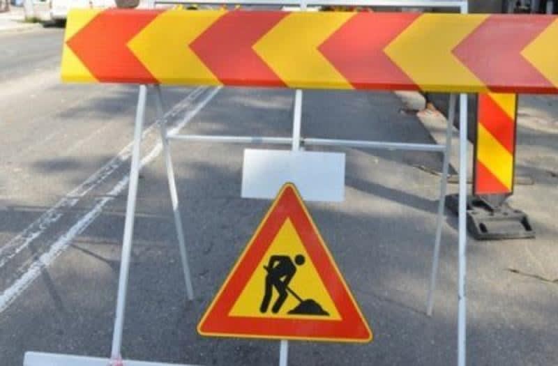 Restricții de trafic în Timișoara, semne de circulație și șoferi în trafic
