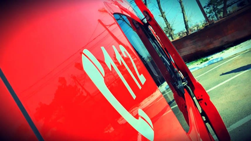 Echipaje de salvare și poliție intervenind la accident rutier pe DN 7 în Vâlcea