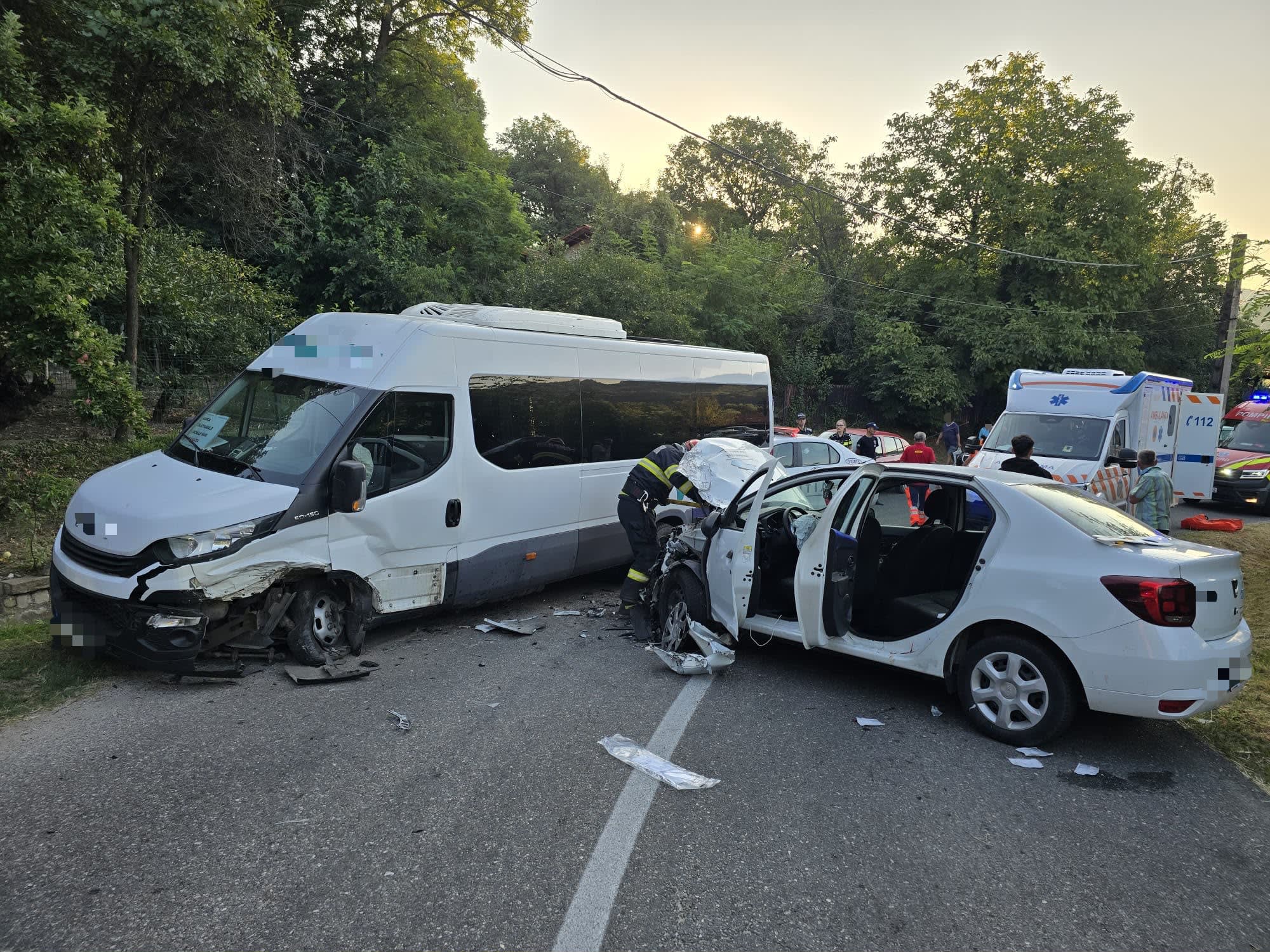 Mașină avariată în accident frontal pe DJ 650 în Vâlcea Mașină avariată în accident frontal pe DJ 650 în Vâlcea