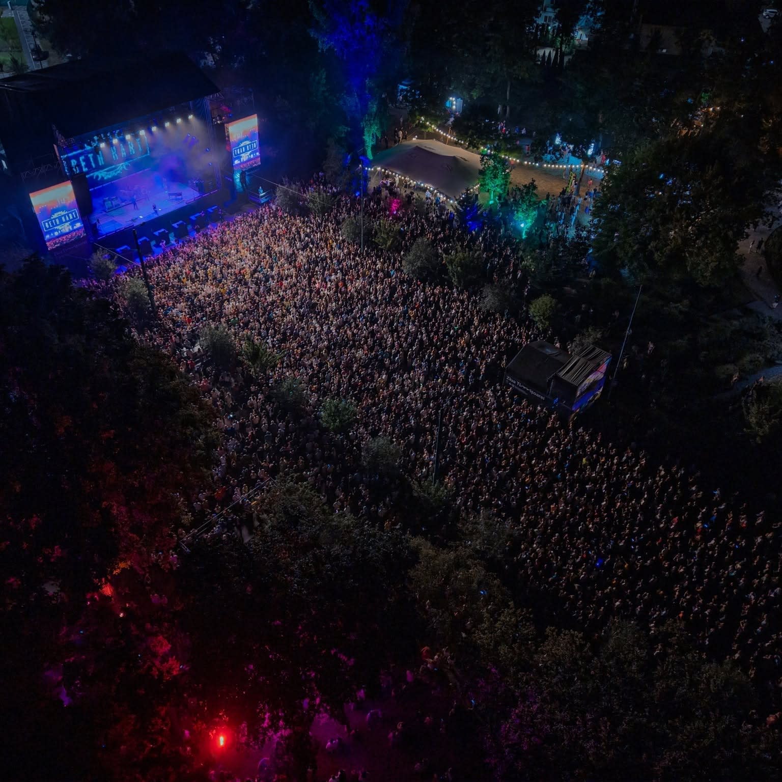 Spectacol live pe scena din Timișoara, artiști și public