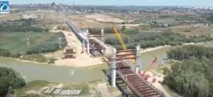 Montajul segmentului de pod peste Siret pe șantierul Drumului Expres Brăila-Galați Montajul segmentului de pod peste Siret pe șantierul Drumului Expres Brăila-Galați