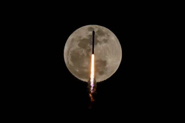 Rachetă spațială SpaceX impactând Luna, crater și praf lunar Rachetă spațială SpaceX impactând Luna, crater și praf lunar