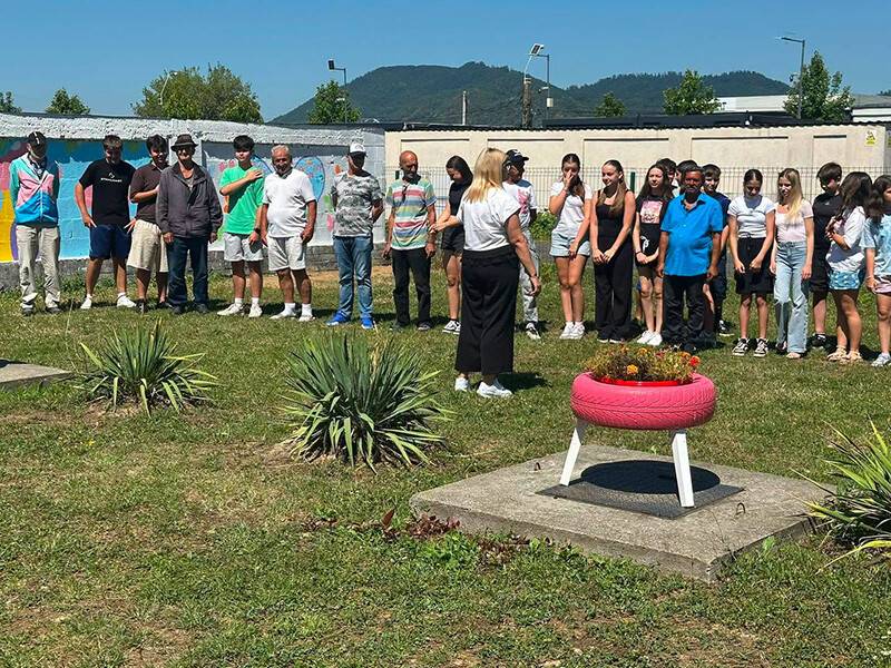 Beneficiari Azilul de noapte și copii participând la activitate de Ziua Prieteniei Beneficiari Azilul de noapte și copii participând la activitate de Ziua Prieteniei