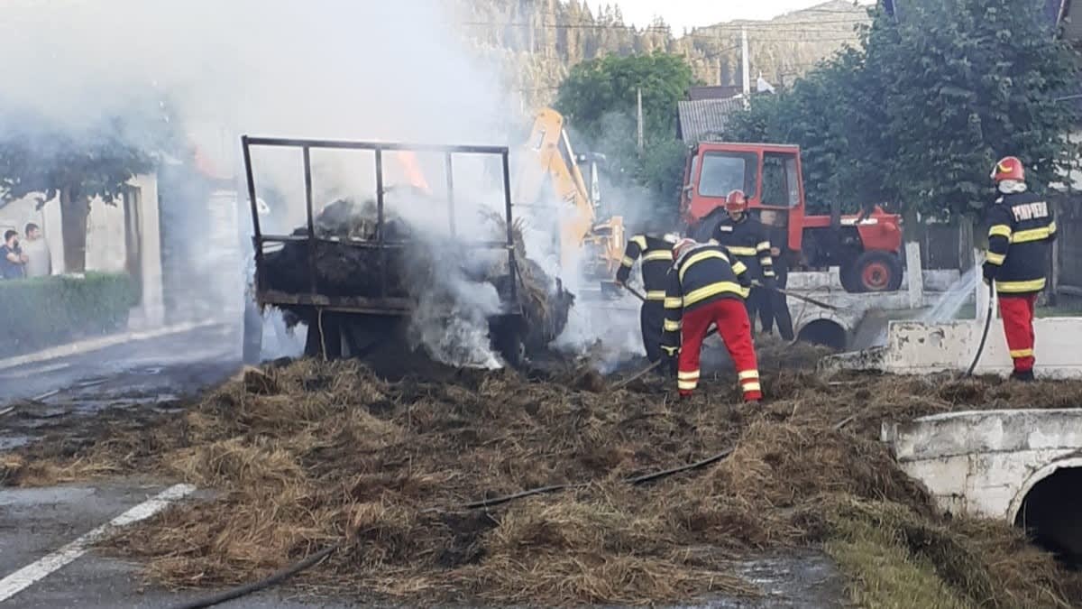 Incendiu la remorca tractorului în Putna Incendiu la remorca tractorului în Putna