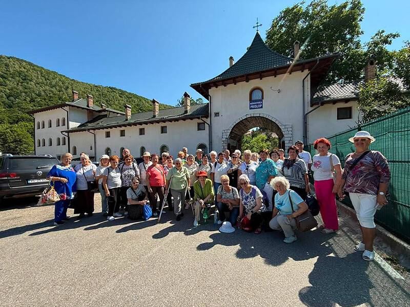 Seniori participanți la excursie spirituală în Hunedoara Seniori participanți la excursie spirituală în Hunedoara
