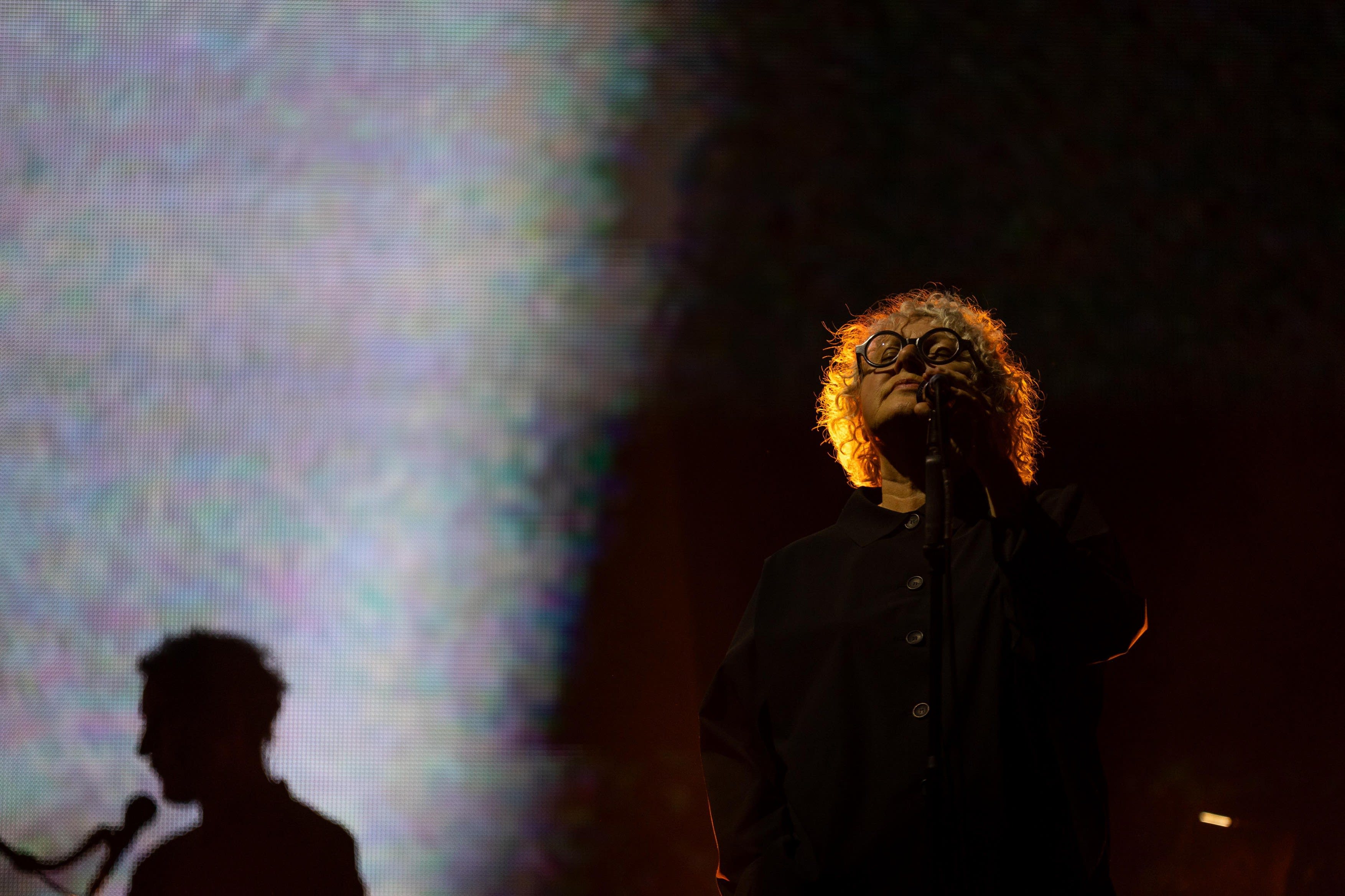 Formație Massive Attack pe scenă, afișând steagul palestinian Formație Massive Attack pe scenă, afișând steagul palestinian