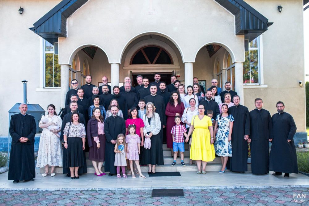 Preoți în biserică participând la întâlnirea pastorală din Reghin Preoți în biserică participând la întâlnirea pastorală din Reghin