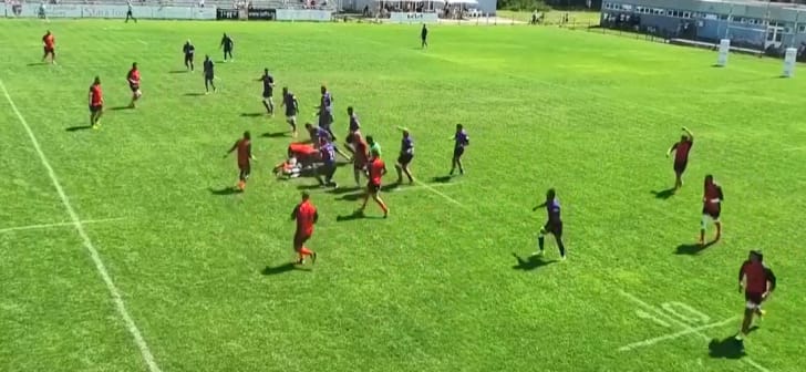 Jucători de rugby în acțiune pe terenul din Maramureș