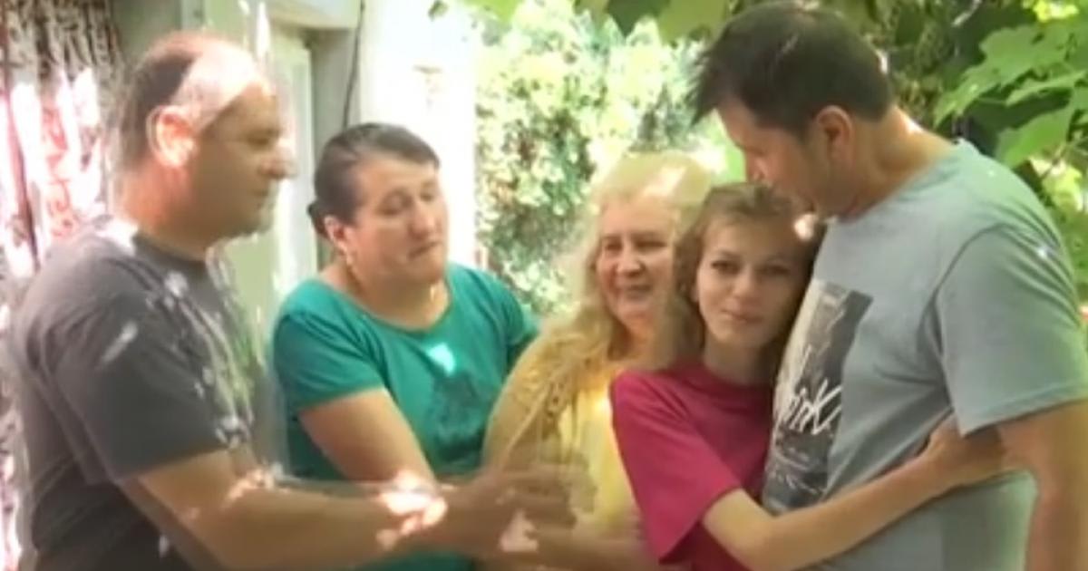 Fetiță cu scolioză gravă, în spital, înconjurată de părinți Fetiță cu scolioză gravă, în spital, înconjurată de părinți