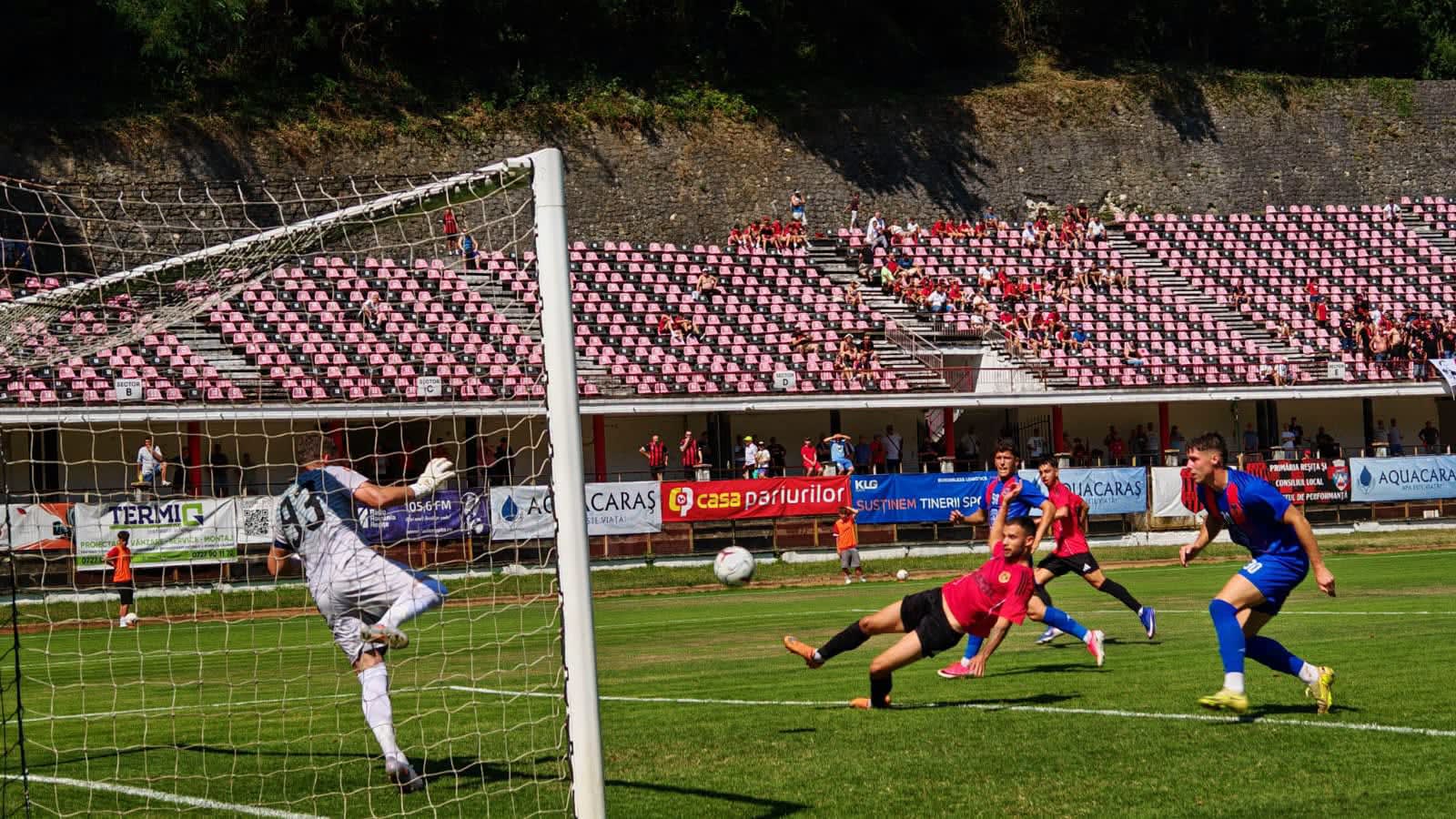 Fotbal în Liga 2, meciuri din România, jucători în acțiune