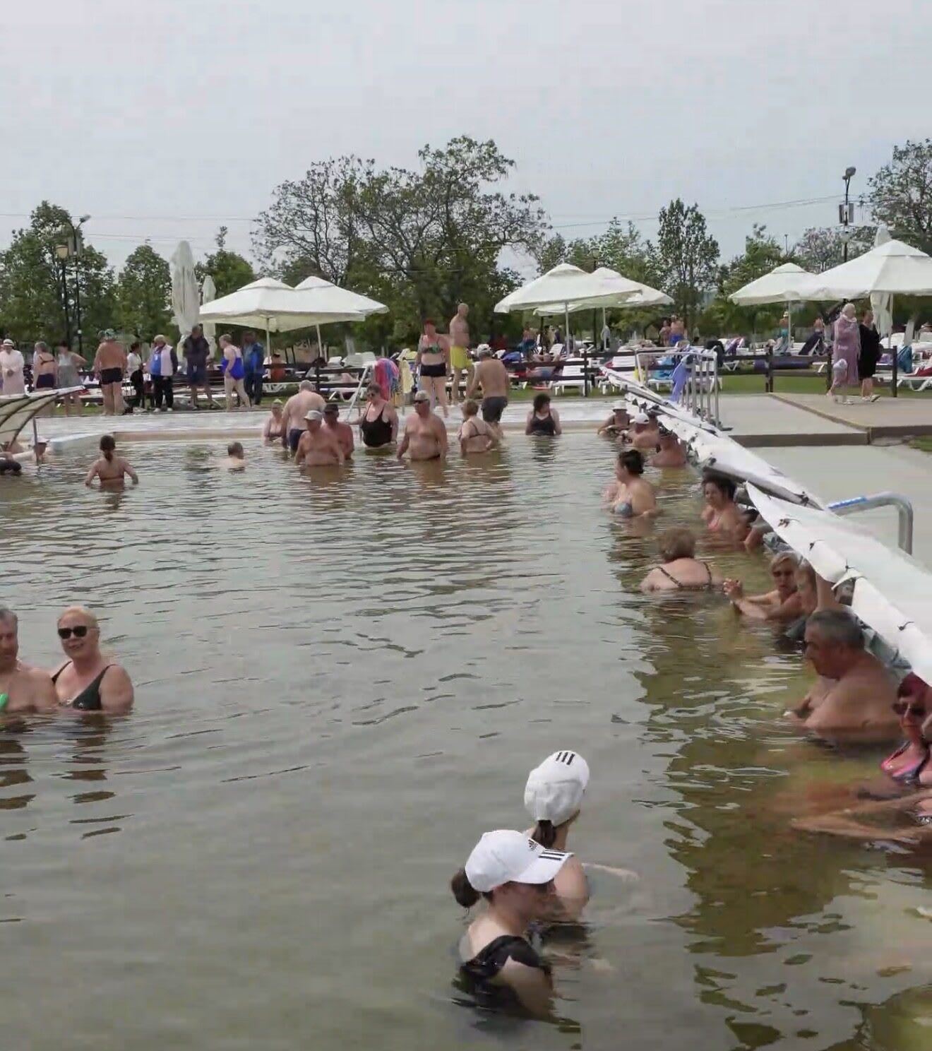 Piscină termală în Tășnad, turiști relaxându-se Piscină termală în Tășnad, turiști relaxându-se