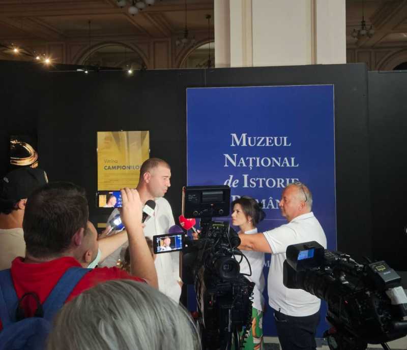 Lucian Bute donând obiecte sportive Muzeului Național de Istorie a României Lucian Bute donând obiecte sportive Muzeului Național de Istorie a României