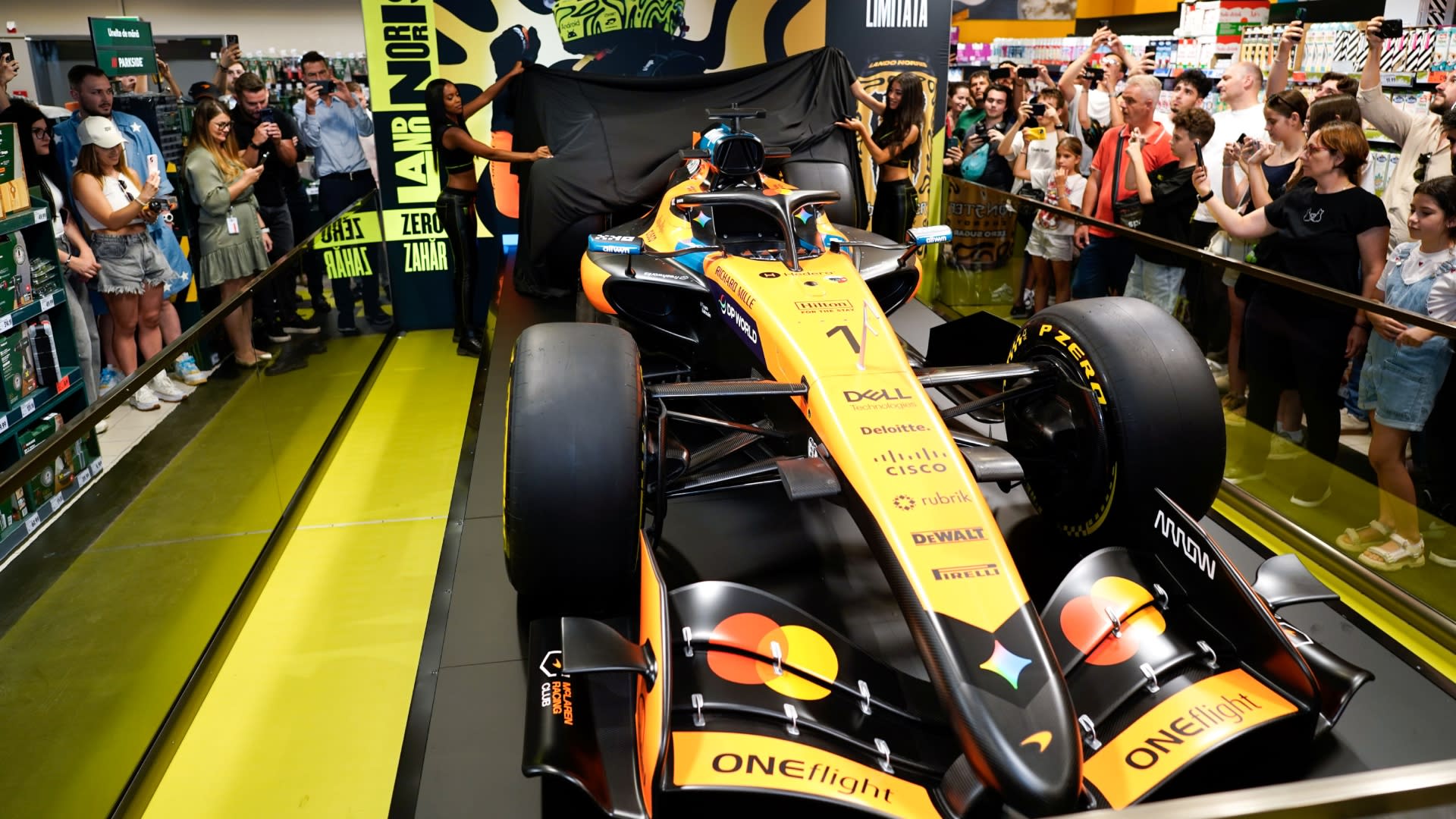 Monopost Formula 1 condus de Lando Norris expus la Kaufland București Monopost Formula 1 condus de Lando Norris expus la Kaufland București
