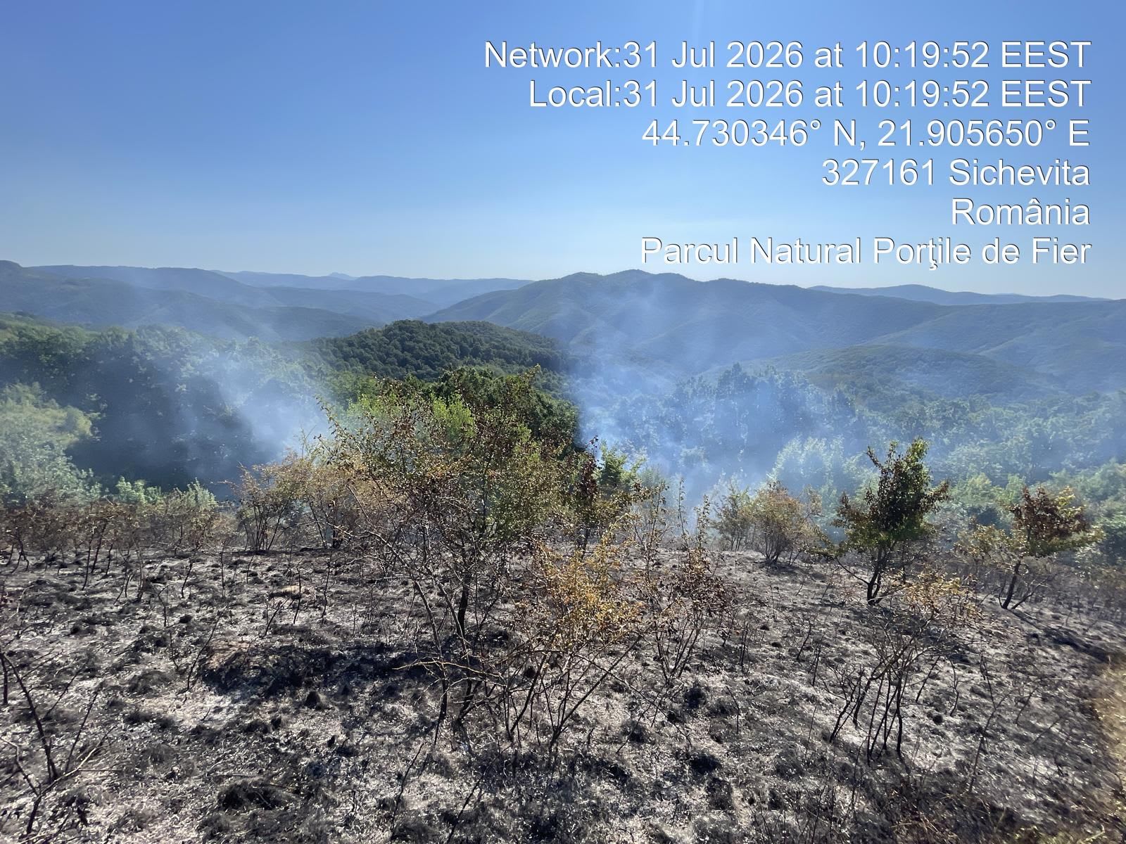 Elicopter Black Hawk lansând apă peste focarele de incendiu în Banat