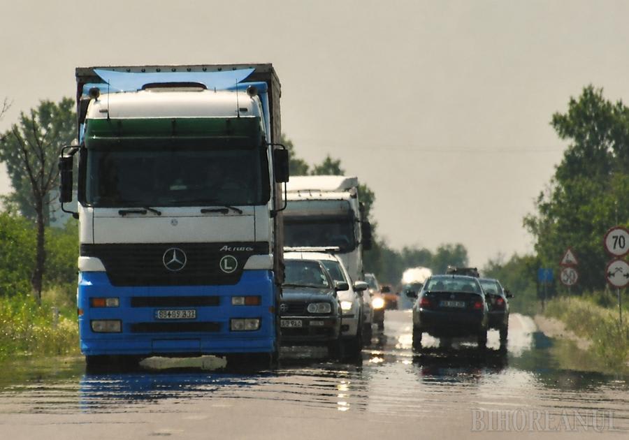 Camioane oprite pe drumuri naționale din Bihor în timpul caniculei Camioane oprite pe drumuri naționale din Bihor în timpul caniculei
